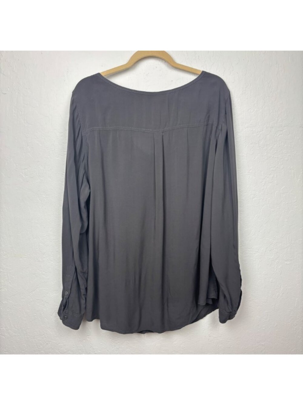 ✨3/$30 Torrid 2X Plus Size V-Neck Button Down Blouse Gray Long Sleeve Roll Tab S - Picture 4 of 5